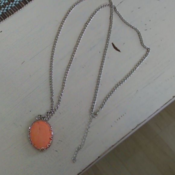 Long necklace with orange cracked stone - Picture 3 of 3